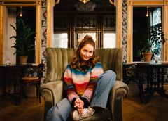 Vivild Falk Berg spiller 25 år gamle Emma som får livet snudd på hodet i «Nepobaby». Foto: Eldorado Content Club/TV 2