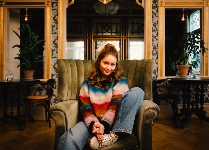 Vivild%20Falk%20Berg%20spiller%2025%20%E5r%20gamle%20Emma%20som%20f%E5r%20livet%20snudd%20p%E5%20hodet%20i%20%ABNepobaby%BB.%20Foto%3A%20Eldorado%20Content%20Club/TV%202