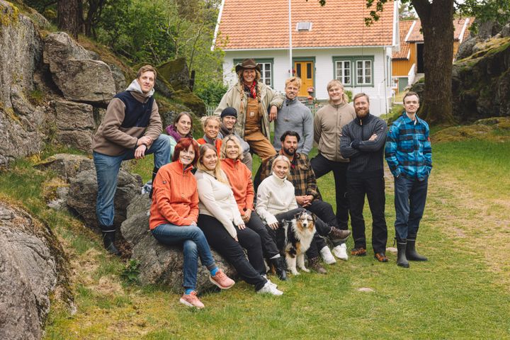Programleder Dorthe Skappel sammen med de nye Farmen kjendis-deltagerne