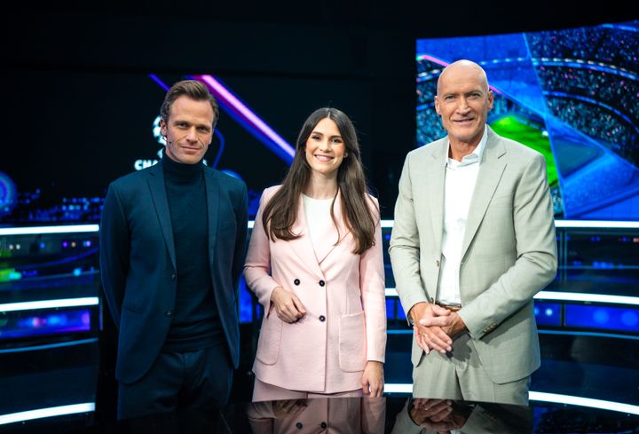 Simen%20Stams%F8%20M%F8ller%2C%20Ingrid%20Halstensen%20og%20Erik%20Thorstvedt%20gleder%20seg%20til%20det%20som%20blir%20en%20enorm%20fotballv%E5r%20p%E5%20TV%202.%20Foto%3A%20Ingrid%20Wollberg/TV%202