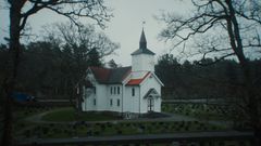 Faren til Elisabeth Aaslie ble bisatt fra Oddernes kirke i 2002. 15 år senere åpnet politiet graven hans på jakt etter nye svar. Foto: Fenomen/TV 2.