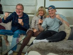 Kasper Kvello, med pappa Tor og mamma Gisken. Foto: Odd Thygesen/Strix.