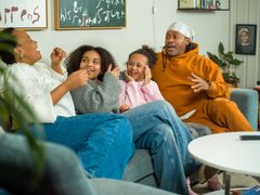 Tshawe Baqwa og søsteren Nosizwe, med sine døtre. Foto: Odd Thygesen/Strix.