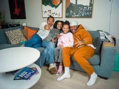 Tshawe Baqwa og søsteren Nosizwe, med sine døtre. Foto: Odd Thygesen/Strix.