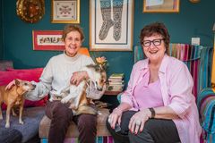 Anne B. Ragde og venninnen Mari. Foto; Øyvind Nordahl Næss/Strix.