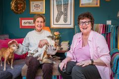 Anne B. Ragde og venninnen Mari. Foto; Øyvind Nordahl Næss/Strix.