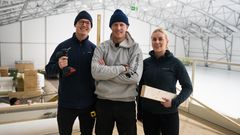 Jonas Bariås, Erik Follestad og Josefine Engmann hjelper til med å gjenreise ishallen StjerneVærste som brant ned i 2025. Her våknet sinnasnekkeren i Follestad. Foto: Rammelaus