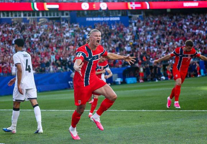 Erling Braut Haaland jubler etter å ha scoret Norges første mål i VM. Foto: Daniel Sannum Lauten, TV 2.