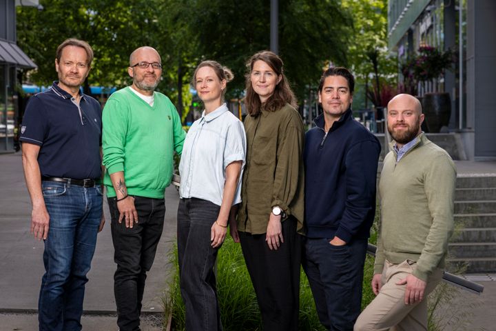 Fra venstre: John Richard Hewitt (TV 2), Kristian Tolonen (NRK), Kathrine Sørum (Warner Bros. Discovery), Kari Ranheim Lome (NRK), Mathias Apeland (TV 2) og Ruben Lisøy (Viaplay Group)