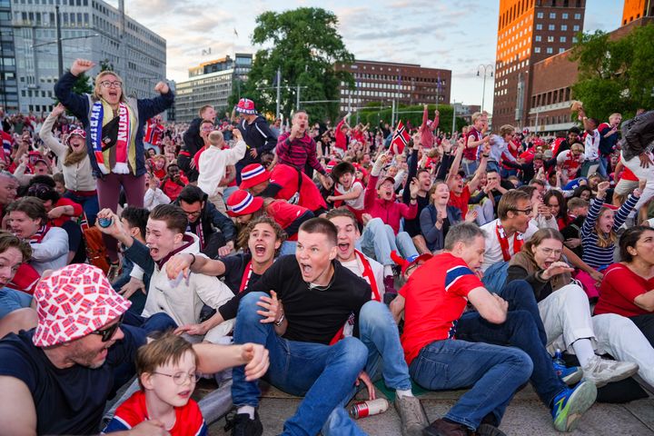 Publikum i ekstase under VM-visningen på Rådhusplassen i går kveld. Foto: Torjus Sagenes / TV 2
