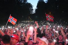 Over 10.000 samlet seg i Nygårdsparken i Bergen for å se Norge mot England. Foto: Marte Skodvin Mjaatvedt / TV 2