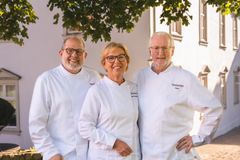 Truls Svendsen, Wenche Andersen og Eyvind Hellstrøm inviterer 12 kjendiser til det splitter nye underholdningsprogrammet «Bakeskolen».