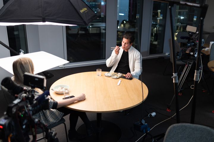 Realityprofil%20og%20influenser%20Cristian%20Brennhovd%20konfronteres%20med%20t%F8ffe%20anklager%20om%20omfattende%20markedsf%F8ring%20av%20utenlandske%20pengespill%20og%20kosmetisk%20kirurgi%20i%20utlandet.%20Foto%3A%20Erik%20Edland/TV%202