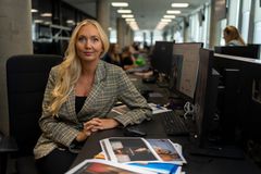 TV 2-journalist Line Haus retter et kritisk søkelys mot norske toppinfluensere i den nye dokumentarserien «Bak glansbildene» som har premiere 14. september. Foto: Erik Edland/TV 2