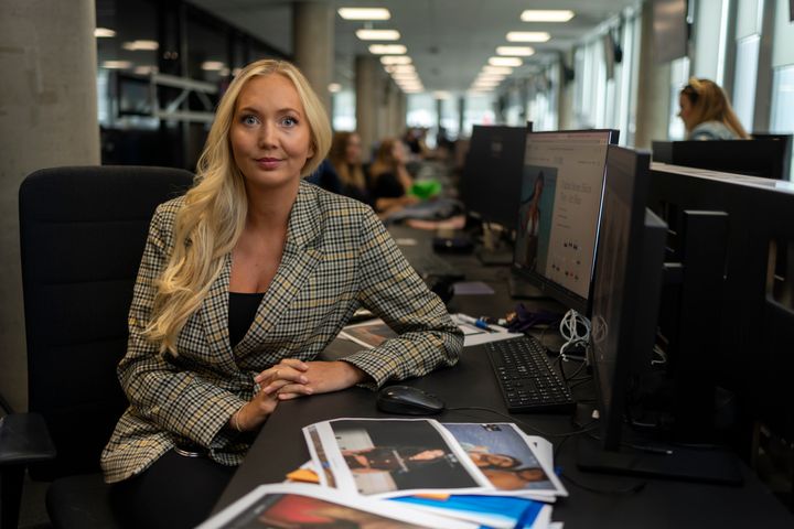TV 2-journalist Line Haus retter et kritisk søkelys mot norske toppinfluensere i den nye dokumentarserien «Bak glansbildene» som har premiere 14. september. Foto: Erik Edland/TV 2