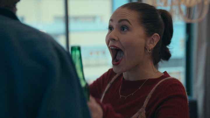 Så glad blir Emma (Vivild Falk Berg) når familien Bullmann returnerer i sesong tre av Nepobaby.