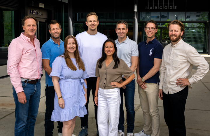Representanter fra prosjektet. F.v: Morten Dovland (Warner Bros Discovery), Henrik Lindback-Larsen (Viaplay Group), Siril Eikrem Finnøy (TV 2), Christian Hunstad (Viaplay Group), Vibeke Thuve (TV 2), Raymond Pettersen (Knowit), Tom-Eirik Bergholt (Warner Bros Discovery), Ole Andreas Nygaard (TV 2)