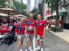 NFFs generalsekretær Karl-Petter Løken sammen med TINE Fotballskole-instruktørene Julie Opsand (18) og William Skille Risberg (17).