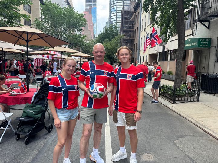 NFFs generalsekretær Karl-Petter Løken sammen med TINE Fotballskole-instruktørene Julie Opsand (18) og William Skille Risberg (17).