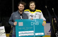 Vegard Stana Stine Sofie Stiftelsen får overrukket en sjekk på NOK 25.000 fra Oilers Spillernes Veldedighetsfond