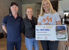Franchisetager Ronny Sigbjørnsen og Markeds- og personalansvarlig Kaja Juliussen for McDonald's Sør-Rogaland og Agder overrekker 500000 kroner til Leder marked og kommunikasjon for Stine Sofie Stiftelsen Marit Høigilt