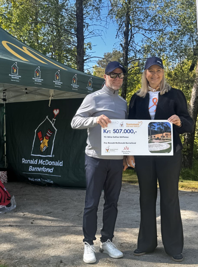 Ronald McDonald Barnefond ved Franchisetager Ronny Sigbjørnsen overrekker Leder marked og kommunikasjon for Stine Sofie Stiftelsen Marit Høigilt 500000 kroner under Summer Games 20.05.25