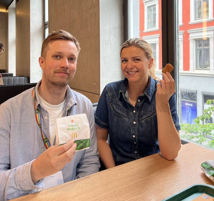Brand Manager Renata Simkune og Kommunikasjonsrådgiver Jørgen Talhaug hos McDonald's er imponert over den første smakstesten i McDonald's Storgata.