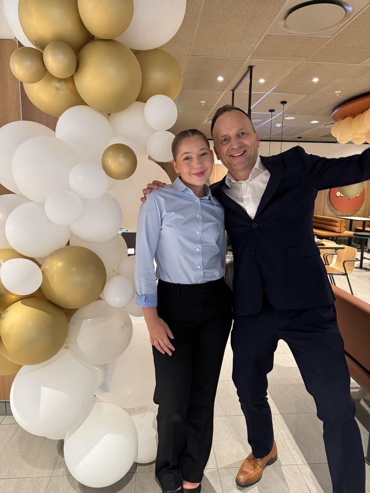 Restaurantsjef Maja Sadowska og franchisetaker Johan Petter Raa gleder seg til å ønske de første gjestene velkommen til Askøys første McDonald’s. Foto: McDonald’s Norge.