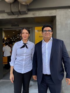 Franchisetaker Khurram Rana og hans restaurantsjef Zaenb Aziz