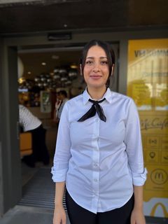 Den unge restaurantsjefen, Zaenb Aziz, gleder seg til å ønske de første gjestene velkommen til McDonald's i Parkveien.