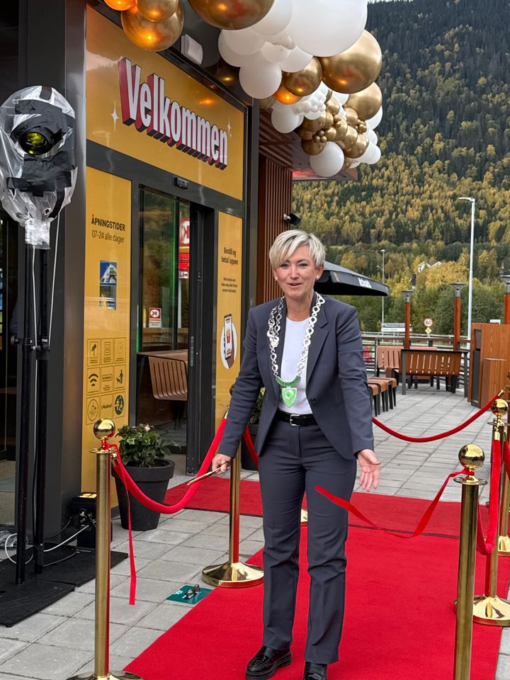 Anne Marie Sveipe klipper snoren på McDonald's nye restaurant i Hafjell