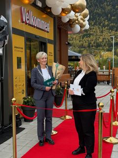 Mette Vonen, leder for McDonald's egeneide restauranter og ordføreren i Hafjell kommune, Anne Marie Sveipe