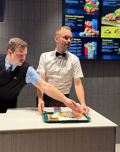 Ordføreren serverer de første gjestene.