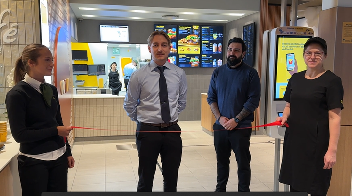 Restaurantleder Andreas Asbø åpner den nye McDonald's reestauranten på Klett 30.12.25