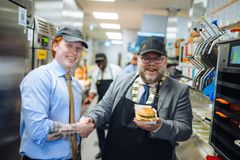 Også varaordføreren fikk kjenne på litt mestring. Her sammen med restaurantleder Per Malmin