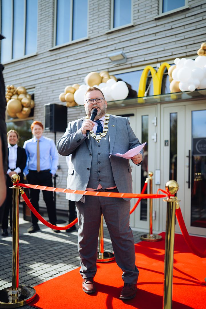 Varaordfører i Ullensaker, Børre Lien Hansen på åpningsseremonien til McDonald’s Jessheim