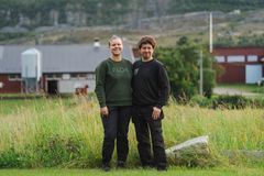 Årets Unge Bonde 2026 finalist: Iselin Mentzoni Eliassen (27) og Jørgen Juul Thomassen (29) fra Kvænangen