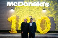 Adm. dir i McDonalds i Norge, Ann Helen Våge, og franchisetaker i Hønefoss, Khurram S. Rana