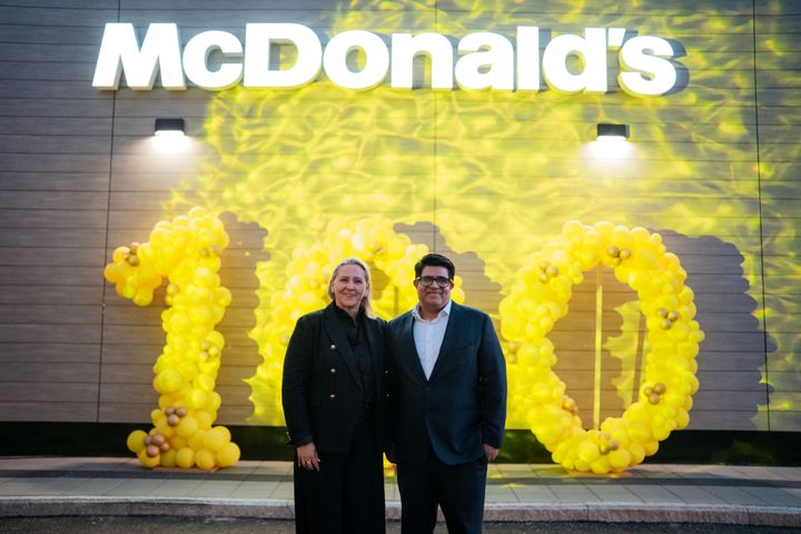 Adm.%20dir%20i%20McDonalds%20i%20Norge%2C%20Ann%20Helen%20V%E5ge%2C%20og%20franchisetaker%20i%20H%F8nefoss%2C%20Khurram%20S.%20Rana