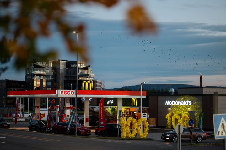 McDonald's nummer 100 ligger sentralt på Hvervenkastet ved E16 i Hønefoss.