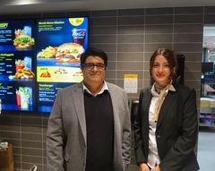 Franchisetaker Khurram Rana og den nybakte restaurantsjefen Zaenb Aziz.