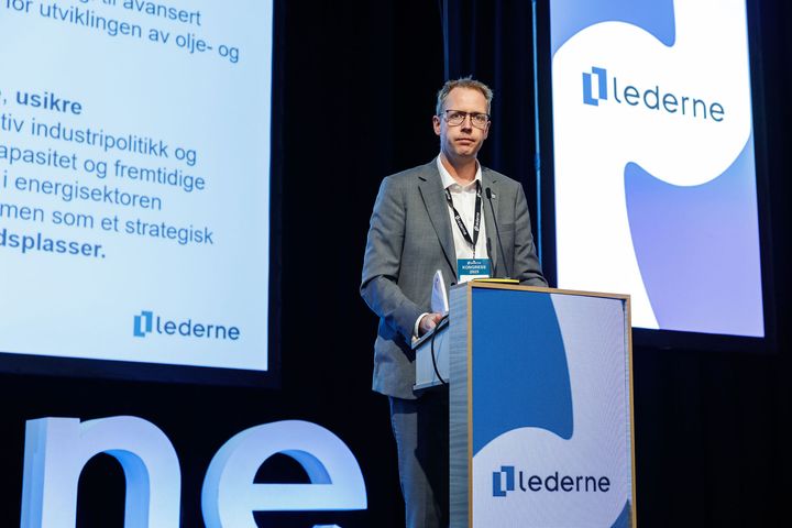 Ledernes kongress krever at nasjonal verksteds- og verftsindustri sikres gjennom konkrete tiltak. Hovedtillitsvalgt ved Aker Solutions Stord, Sigurd Andre Maraas, på talerstolen.