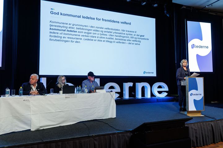 Tilstrekkelig finansiering er en investering i trygghet, kvalitet og tillit for hele samfunnet, sier Lederne i en resolusjon fra sin kongress. Heidi Kristine Vargeid, hovedstyremedlem hos Lederne på talerstolen.