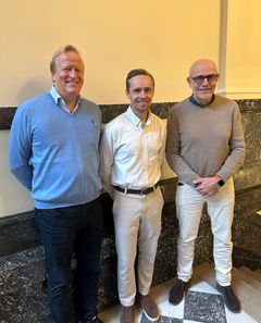 CEO i Evo Fitness, Morten Hellevang sammen med bransjeleder for aktiv helse i Virke, Morten Mørland og Ian Parker ved Drøbak yogastudio.