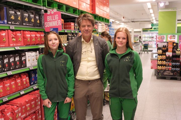 Bernt G. Apeland, administrerende direktør i Virke, møtte Emma (14) og Ella (15) som har fått sommerjobb på Kiwi Skjærhalden i Hvaler.