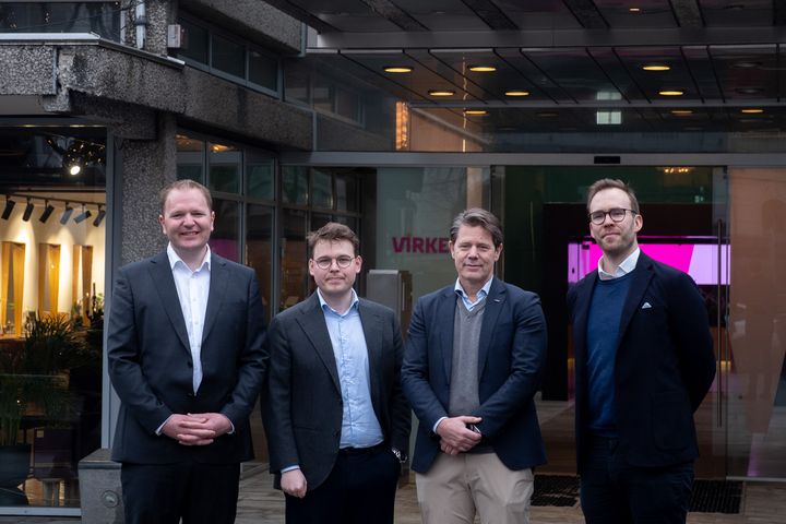 Styrker laget: (fra venstre) Nils Michael Nilsson Ramsøy, Phillip André Charles, administrerende direktør Bernt Apeland, Christopher Hoff