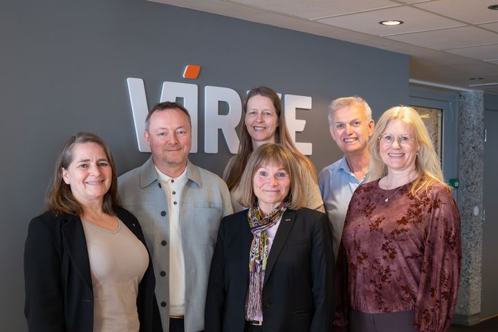 Forhandlere: (fra venstre) Wencke Sartori Eide (Akademikerne), Eirik Rikardsen (Unio), Hanne Kolby (LO), Ann Torunn Tallaksen (Virke), Sveinung Berger (YS), Mona Charlotte Sjødal (Virke)
