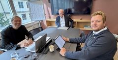 Meklingen i havn: Forhandlingsleder Trond Teisberg (Virke), , mekler Geir Engebretsen, forhandlingsleder August E. Falch (Filmforbundet).