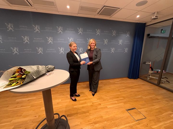 Klar for neste etappe: Arbeidsminister Kjersti Stenseng mottar rapporten fra arbeidsgruppen som har behandlet spørsmålene om overtid for deltidsansatte