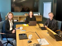 PARTENE HOS RIKSMEKLEREN. Fra venstre: Bjørg Melbø Ratvik (Virke), Hilde Lund (mekler) og Kristian Mollestad (Fagforbundet)